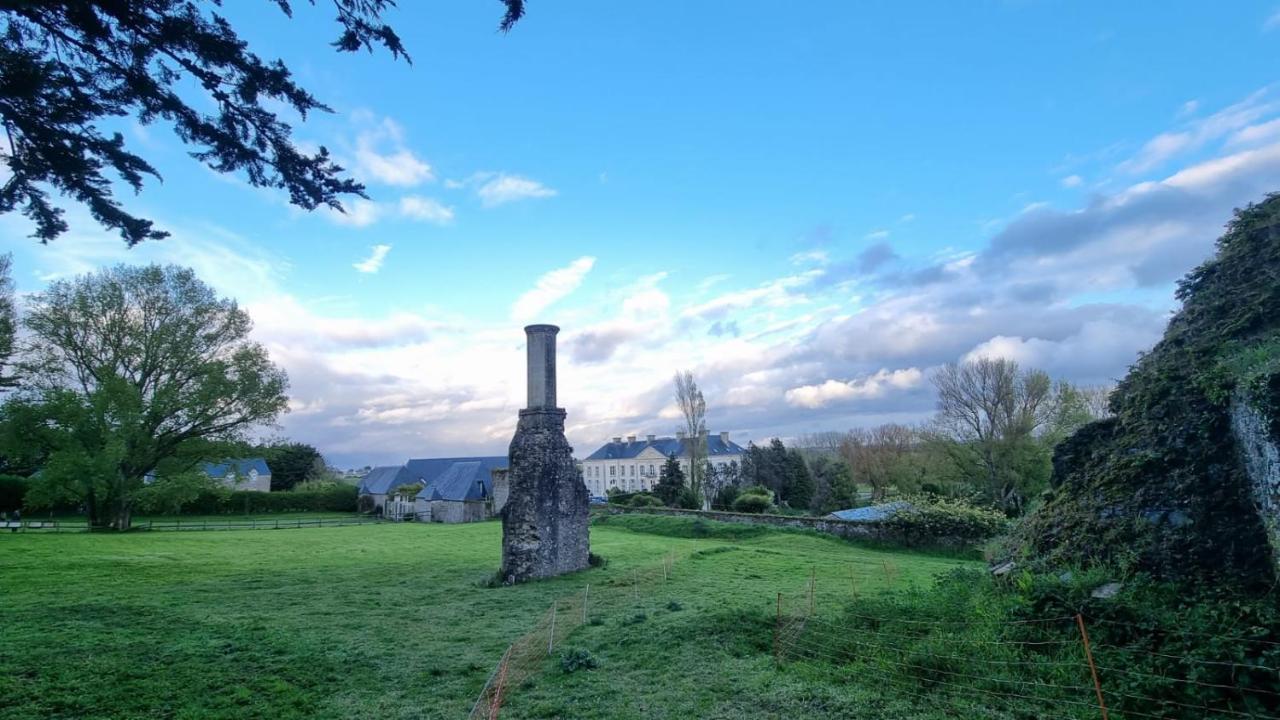 Hotel Du Chateau De Quineville Exterior photo