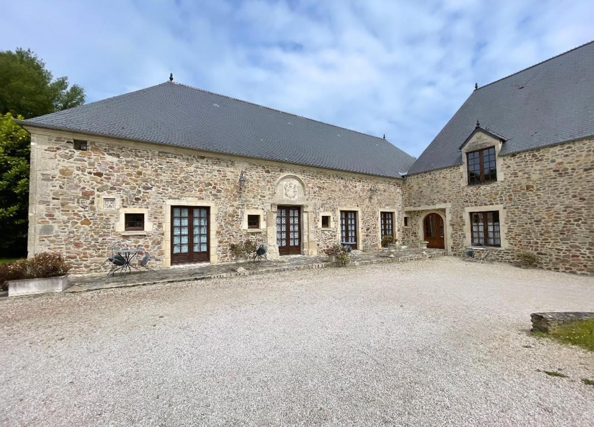 Hotel Du Chateau De Quineville Exterior photo