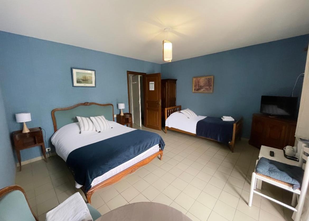 Hotel Du Chateau De Quineville Exterior photo
