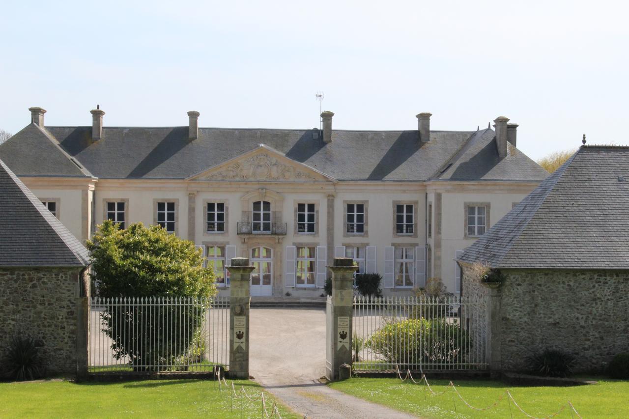 Hotel Du Chateau De Quineville Exterior photo